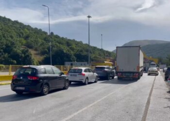 Kapshtica rihapet pas grevës në doganën greke, nis kalimi i mjeteve pas radhëve të gjata