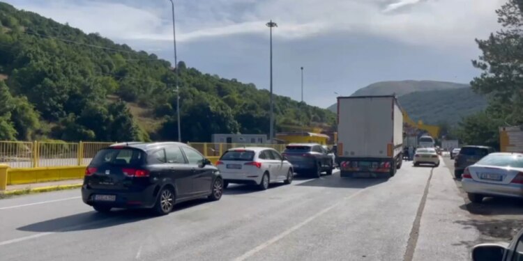Kapshtica rihapet pas grevës në doganën greke, nis kalimi i mjeteve pas radhëve të gjata