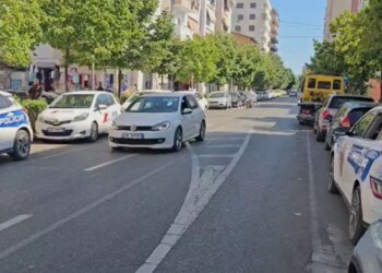 Kërcënoi punonjësen, vodhi para dhe u arratis nga pika e shërbimit celular në Durrës