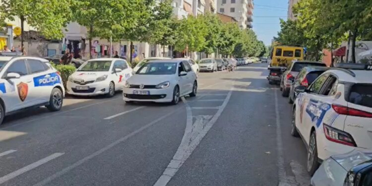 Kërcënoi punonjësen, vodhi para dhe u arratis nga pika e shërbimit celular në Durrës