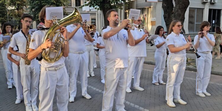 Korça rikthehet si kryeqendra e muzikës frymore, nis Festivali Ndërkombëtar i Bandave