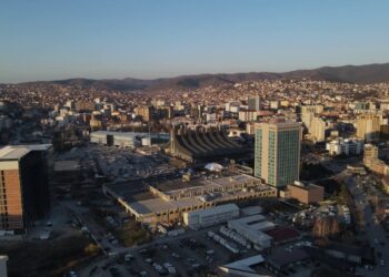 Kosova përplaset me ndërkombëtarët – dështon mbledhja për gjyqtarët serbë, presidentja në detyrë reagon ashpër ndaj aleatëve