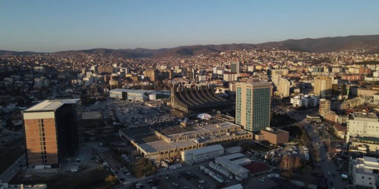 Kosova përplaset me ndërkombëtarët – dështon mbledhja për gjyqtarët serbë, presidentja në detyrë reagon ashpër ndaj aleatëve