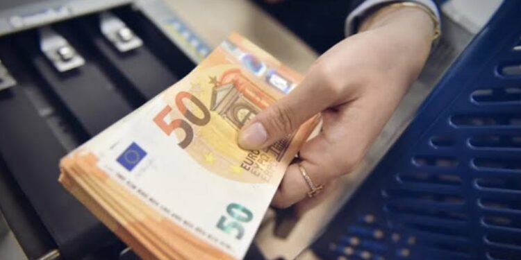 Kreditë u shtuan në prill, bizneset rritën kërkesat për investime dhe individët rritën kursimet