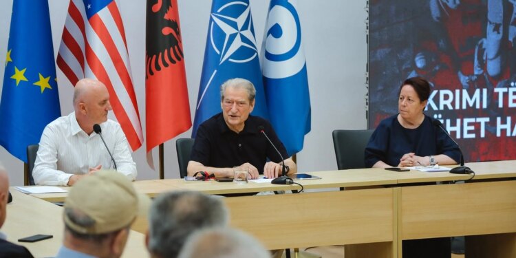Kreu i PD injoron thirrjet Rama n'burg, Berisha n'burg: Të bëjmë gjithçka që protesta të arrijë misionin