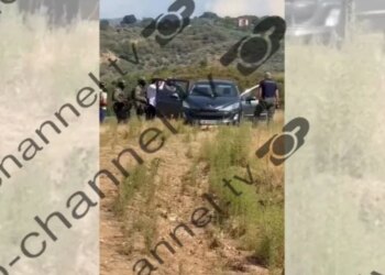 Krimi në Roskovec – Video ekskluzive, momenti kur forcat e policisë tentojnë të bindin 35-vjeçarin Buzi të dorëzohet