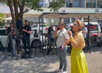 Kryemadhi replikon me protestuesit jashtë SPAK: Të hetohen të gjithë politikanët 1990-2026 pa përjashtim