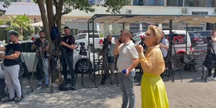 Kryemadhi replikon me protestuesit jashtë SPAK: Të hetohen të gjithë politikanët 1990-2026 pa përjashtim