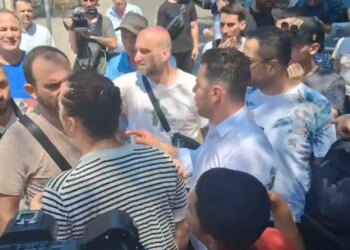 Kush je ti?! Protestuesit dëbojnë Kaprin, Balliun e Muçin nga Komisariati nr.1: Ik, shporru!