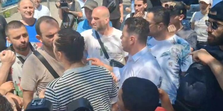 Kush je ti?! Protestuesit dëbojnë Kaprin, Balliun e Muçin nga Komisariati nr.1: Ik, shporru!