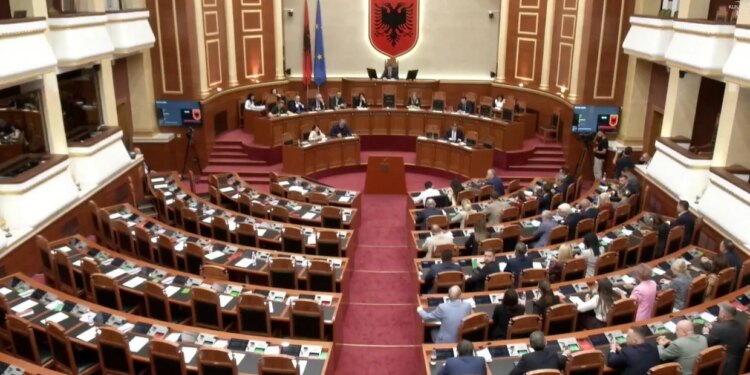 Kuvendi miraton projektligjin për huanë nga SHBA me votat e socialistëve, opozita nuk merr pjesë