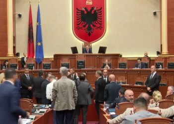LAJM I FUNDIT/ Deputetët e PD bllokojnë foltoren, tensione brenda në Kuvend, seanca kalon në pushim