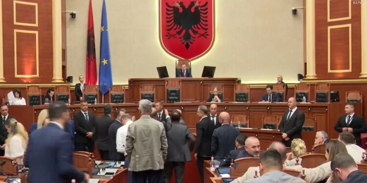 LAJM I FUNDIT/ Deputetët e PD bllokojnë foltoren, tensione brenda në Kuvend, seanca kalon në pushim