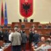 LAJM I FUNDIT/ Deputetët e PD bllokojnë foltoren, tensione brenda në Kuvend, seanca kalon në pushim
