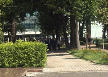 LAJM I FUNDIT/ Protestë e tensionuar jashtë Kuvendit, Berisha dhe deputetët e PD hyjnë në institucion për seancën