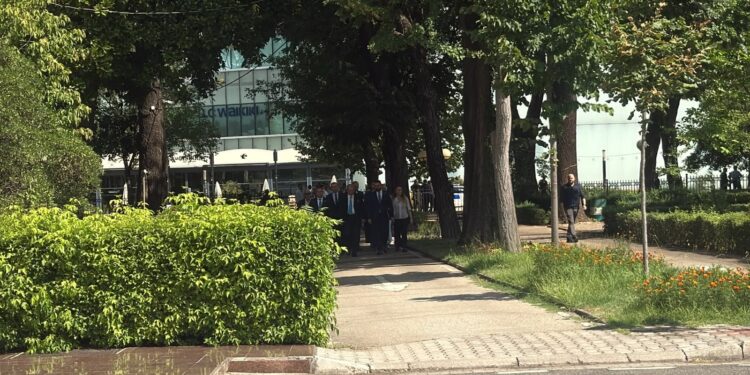 LAJM I FUNDIT/ Protestë e tensionuar jashtë Kuvendit, Berisha dhe deputetët e PD hyjnë në institucion për seancën