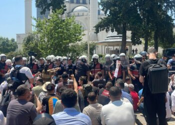 LAJM I FUNDIT/ Sërish tensione jashtë Kuvendit, protestuesit gjuajnë vezë, ujë e miell ndaj policisë