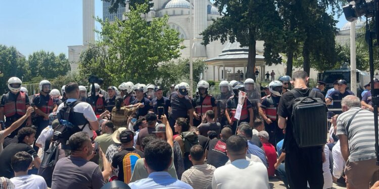 LAJM I FUNDIT/ Sërish tensione jashtë Kuvendit, protestuesit gjuajnë vezë, ujë e miell ndaj policisë