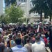 LAJM I FUNDIT/ Sërish tensione jashtë Kuvendit, protestuesit gjuajnë vezë, ujë e miell ndaj policisë