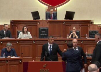 LAJM I FUNDIT/ Tensione në Kuvend, Kapri i drejtohet foltores pa radhë, ndërhyn Garda