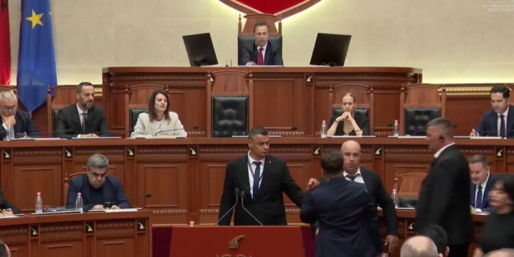LAJM I FUNDIT/ Tensione në Kuvend, Kapri i drejtohet foltores pa radhë, ndërhyn Garda