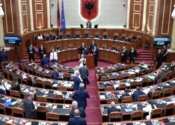 LAJM I FUNDIT/ Tensione në Kuvend: deputetët e PD mblidhen te foltorja dhe bllokojnë vijimin e seancës