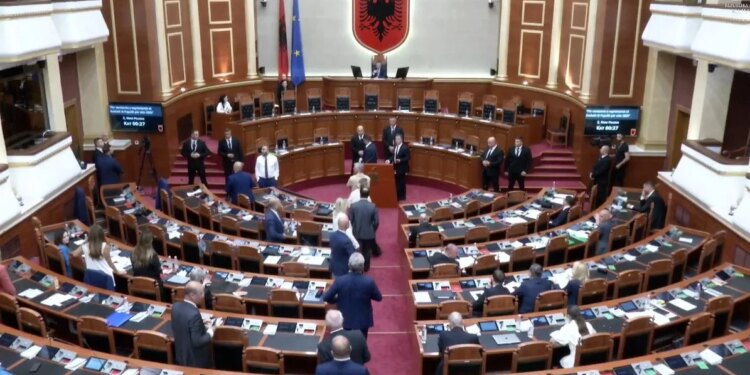 LAJM I FUNDIT/ Tensione në Kuvend: deputetët e PD mblidhen te foltorja dhe bllokojnë vijimin e seancës