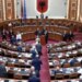 LAJM I FUNDIT/ Tensione në Kuvend: deputetët e PD mblidhen te foltorja dhe bllokojnë vijimin e seancës