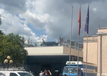 LAJM I FUNDIT/ Tensionet në Kuvend mes protestuesve dhe policisë, dëgjohet një shpërthim në oborrin e institucionit