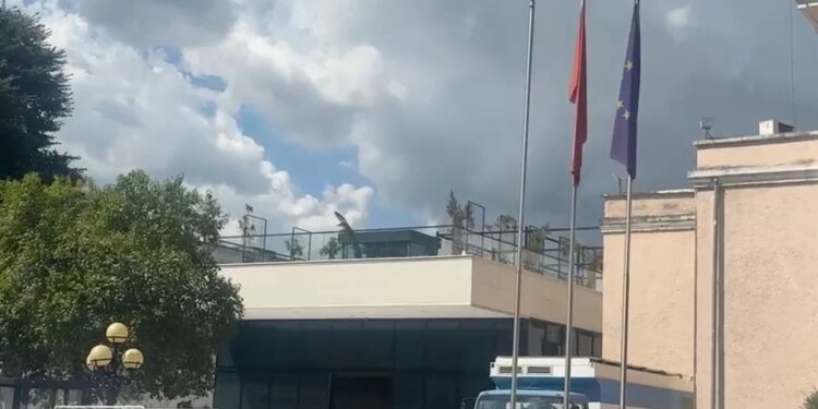 LAJM I FUNDIT/ Tensionet në Kuvend mes protestuesve dhe policisë, dëgjohet një shpërthim në oborrin e institucionit