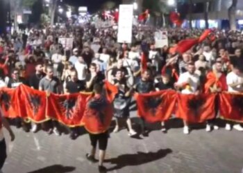 LIVE/ 34-ta ditë tubimi: Lironi çunat, vëllezërit tanë; protestuesit nisin marshim në rrugët e kryeqytetit drejt komisariatit nr.3