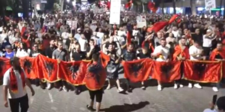 LIVE/ 34-ta ditë tubimi: Lironi çunat, vëllezërit tanë; protestuesit nisin marshim në rrugët e kryeqytetit drejt komisariatit nr.3