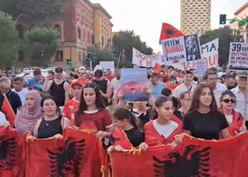 LIVE/ 39 ditë protestë në Tiranë, tubuesit me pankarta kundër klasës politike kërkojnë qeveri teknike