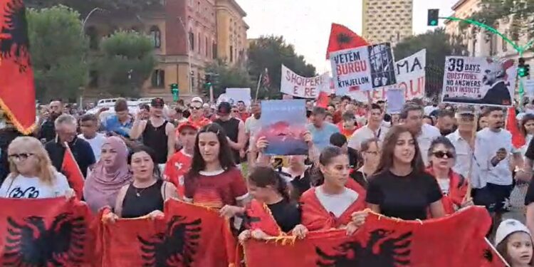 LIVE/ 39 ditë protestë në Tiranë, tubuesit me pankarta kundër klasës politike kërkojnë qeveri teknike