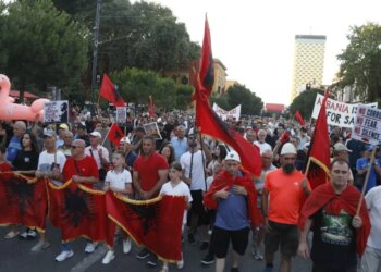 LIVE/ 42 ditë tubim para Kryeministrisë, nis grumbullimi i protestuesve në sheshin Skënderbej