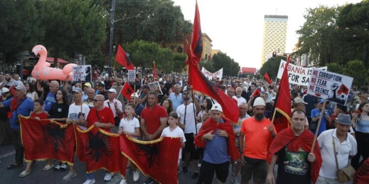 LIVE/ 42 ditë tubim para Kryeministrisë, nis grumbullimi i protestuesve në sheshin Skënderbej