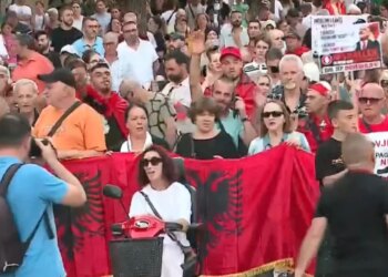 LIVE: Dita e 43-të e protestës, tubuesit mblidhen në sheshin Skënderbej dhe marshojnë drejt Kryeministrisë