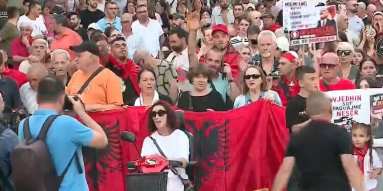 LIVE: Dita e 43-të e protestës, tubuesit mblidhen në sheshin Skënderbej dhe marshojnë drejt Kryeministrisë