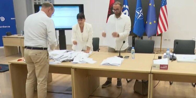LIVE/ Gara në PD: Berisha përjashton Palokën, nis numërimi dhe Julia Emiri zgjidhet kryetare e Kuvendit Kombëtar