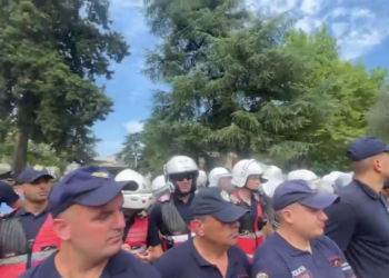 :LIVE/ Përplasje te Parlamenti: 3 policë plagosur, disa të shoqëruar, gardh çahet, deputetët goditen me vezë, hidhet lotsjellës