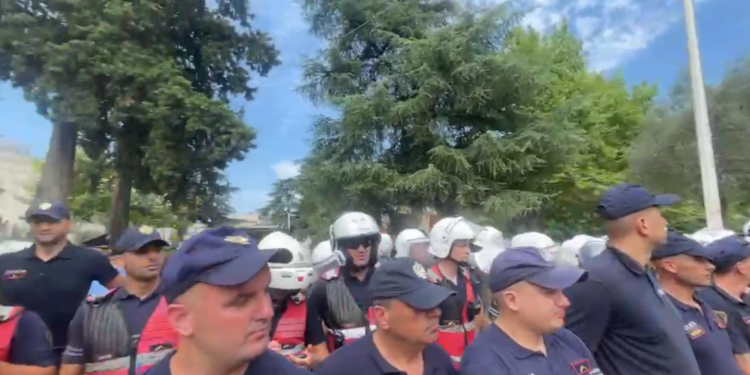 :LIVE/ Përplasje te Parlamenti: 3 policë plagosur, disa të shoqëruar, gardh çahet, deputetët goditen me vezë, hidhet lotsjellës