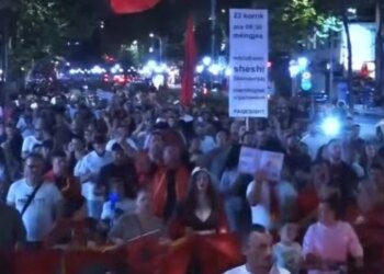 LIVE/ Protestuesit marshojnë 41 ditë në Tiranë, thirrje për largimin e klasës së vjetër dhe qeveri teknike