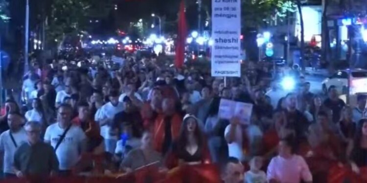 LIVE/ Protestuesit marshojnë 41 ditë në Tiranë, thirrje për largimin e klasës së vjetër dhe qeveri teknike