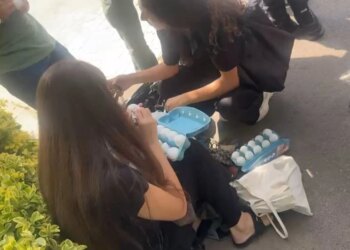 LIVE/ Protestuesit mblidhen te Kuvendi, vezë me emrat e deputetëve, bllokim rrugësh; policia ‘gardh’ para institucionit