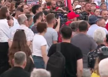 :LIVE/ Protestuesit para Kryeministrisë 41 ditë, thirrje për largimin e klasës së vjetër dhe qeveri teknike