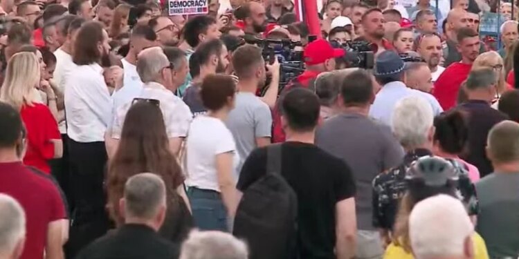 :LIVE/ Protestuesit para Kryeministrisë 41 ditë, thirrje për largimin e klasës së vjetër dhe qeveri teknike