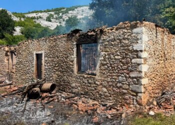 Lajm i fundit/ Zjarri në banesën në Shkodër, gjendet trup i pajetë që dyshohet i përket një fëmije