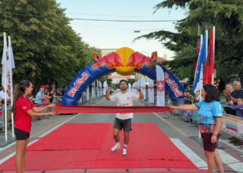 Liqeni i Ohrit bëhet pistë maratone: 550 atletë nga mbi 30 vende marrin pjesë në garën ndërkombëtare të Pogradecit