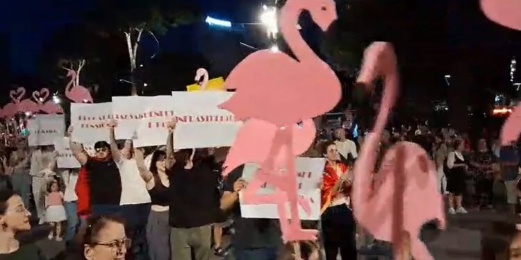 Live/ 38 ditë protestë në Tiranë, fjalimet te Kryeministria ndalohen, tubuesit marshojnë në kryeqytet; Shqipëria kërkon revolucion