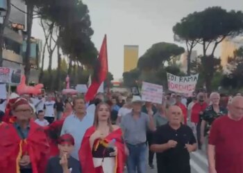 Live/ 38 ditë protestë në Tiranë, tubuesit para Kryeministrisë: Rama n'burg, Berisha n'burg